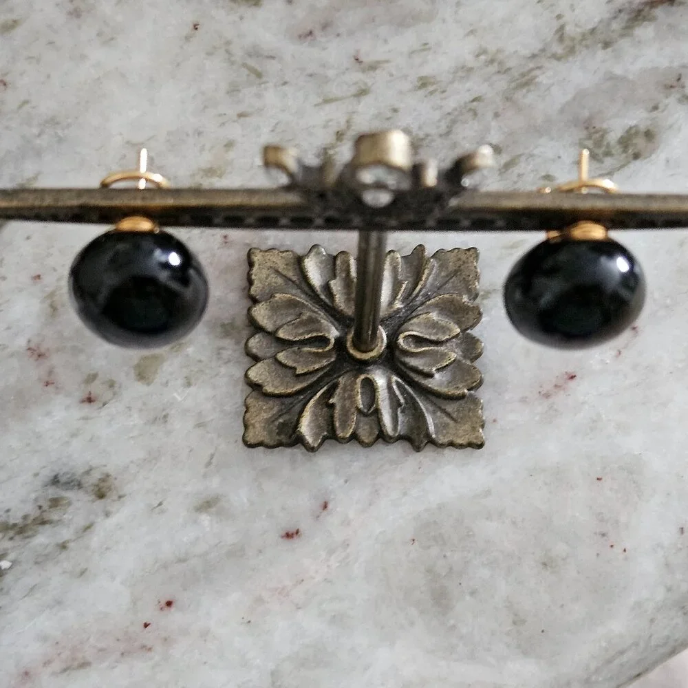 RARE DESIGNER GUMPS LYNN NAKAMURA 18K GOLD BLACK JADE PEBBLE CABOCHON EARRINGS